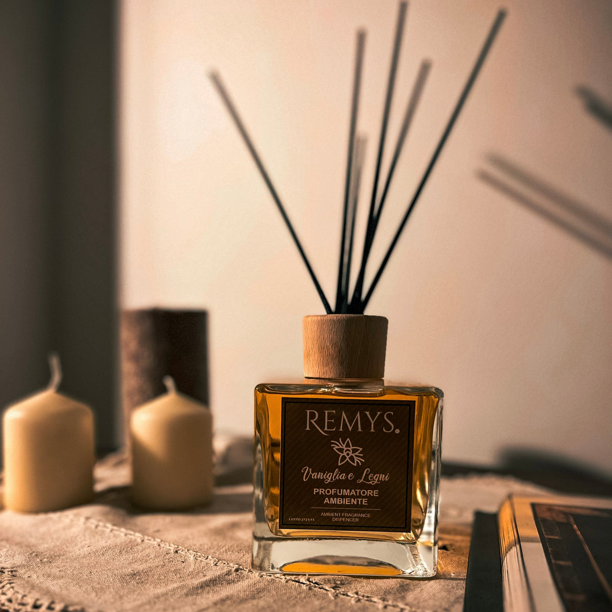 Profumatore per ambienti midollini Vaniglia e Legni con una bella atmosfera e candele