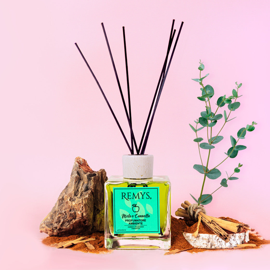 Profumatore per ambienti midollini Mela e Cannella poggiato sulla Cannella