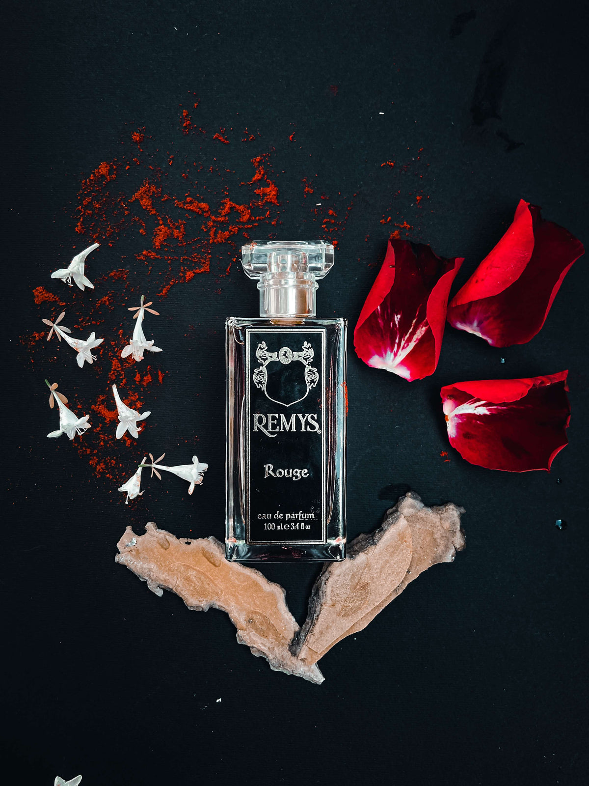 profumo rouge con fiori attorno