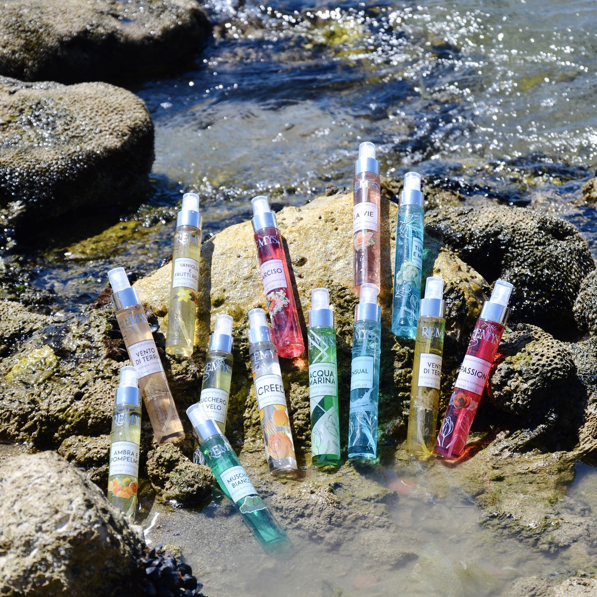 Collezione completa delle acque profumate sugli scogli a mare