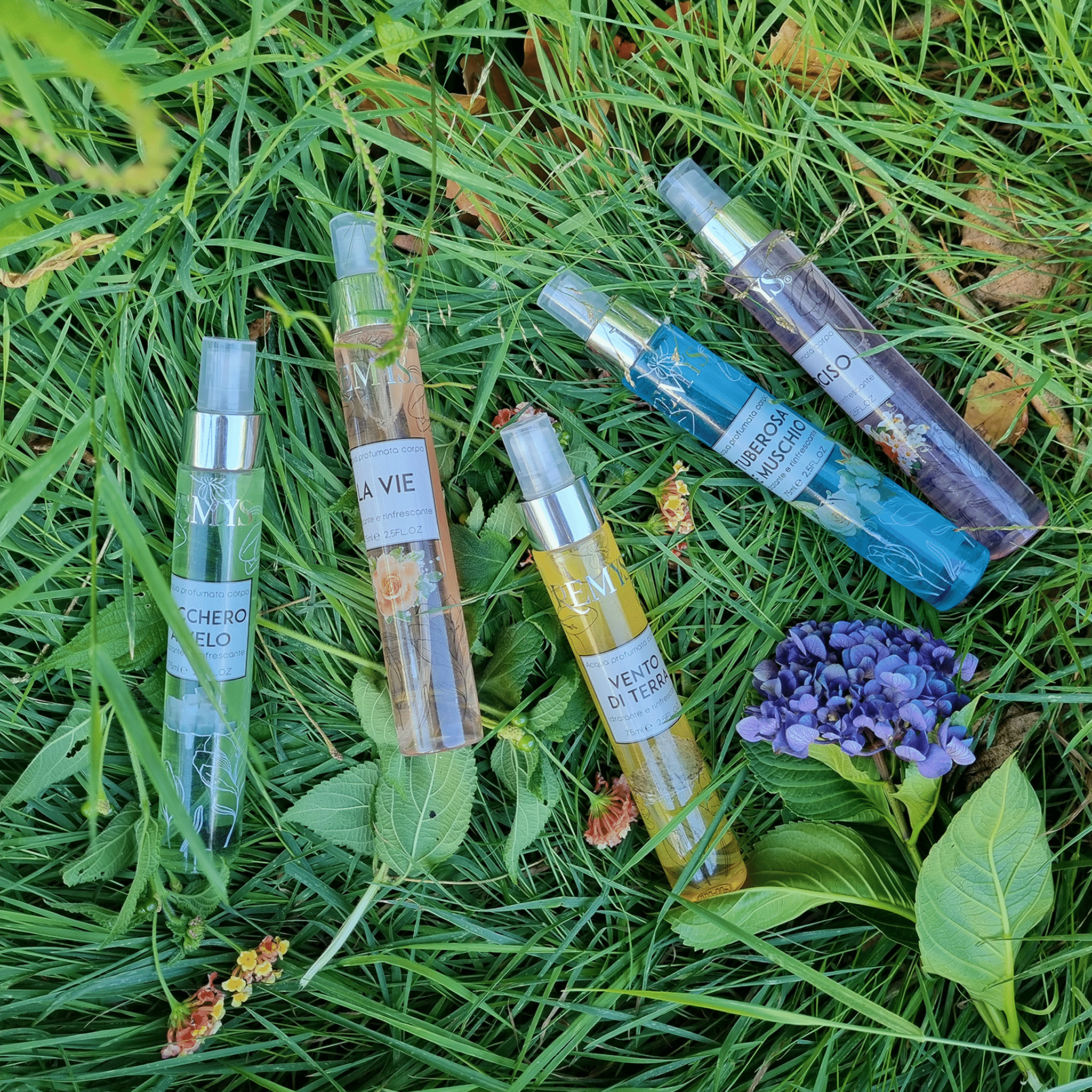 Set di 5 acque profumate poggiate sull'erba